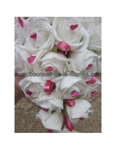 Bouquet de fleurs cascade fait de roses blanches et coeurs rose