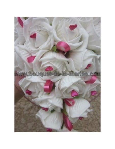 Bouquet de fleurs cascade fait de roses blanches et coeurs rose Bouquet de fleurs cascade fait de roses blanches et coeurs rose
