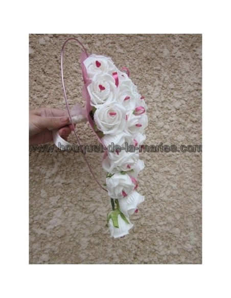 Bouquet de fleurs cascade fait de roses blanches et coeurs rose Bouquet de fleurs cascade fait de roses blanches et coeurs rose