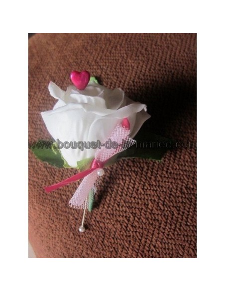Bouquet de fleurs cascade fait de roses blanches et coeurs rose Bouquet de fleurs cascade fait de roses blanches et coeurs rose
