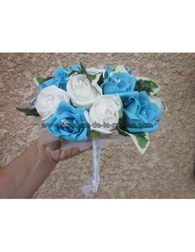 Bouquet de mariée rond thème turquoise, bleu et blanc avec roses