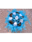 Bouquet Mariée Rond tendance fait avec des roses et plumes turquoises