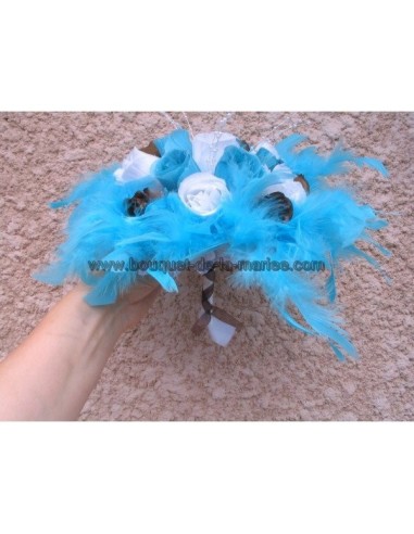 Bouquet Mariée Rond tendance fait avec des roses et plumes turquoises