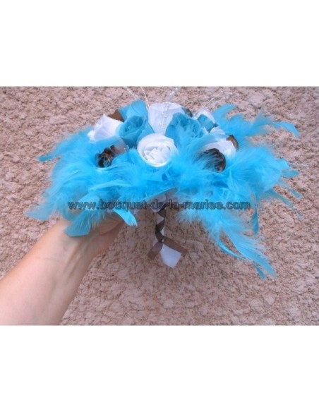 Bouquet Mariée Rond tendance fait avec des roses et plumes turquoises