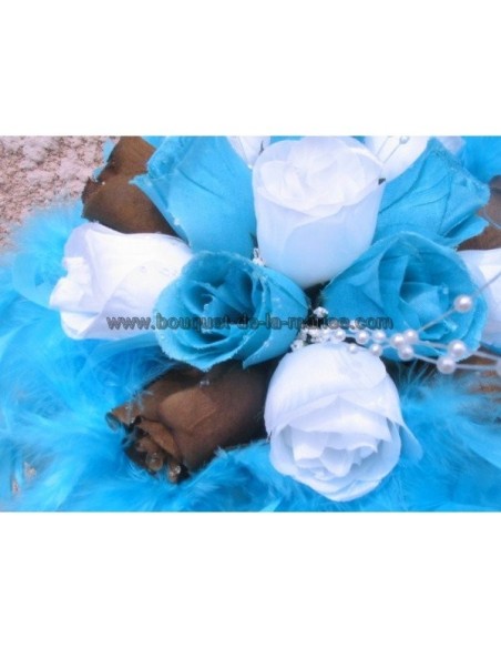 Bouquet Mariée Rond tendance fait avec des roses et plumes turquoises