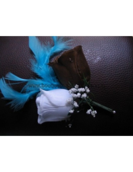 Bouquet Mariée Rond tendance fait avec des roses et plumes turquoises