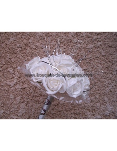 Beau Bouquet de Mariée Rond thème blanc, argent avec des roses Beau Bouquet de Mariée Rond thème blanc, argent avec des roses