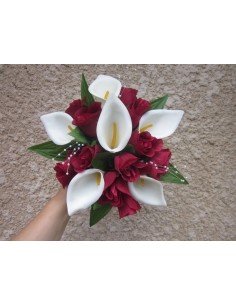 Bouquet mariée Rond avec de grands Arums, des roses et perles