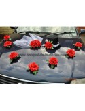 Décoration de voiture pour mariage avec roses, chapeau et voile