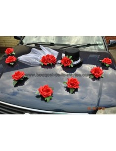 Décoration de voiture pour mariage avec roses, chapeau et voile