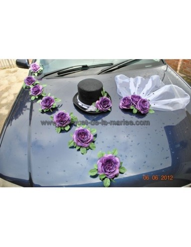 Décoration de voiture pour mariage avec roses, chapeau et voile