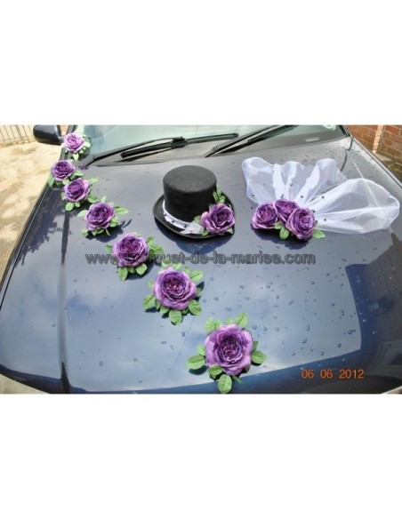 Décoration de voiture pour mariage avec roses, chapeau et voile