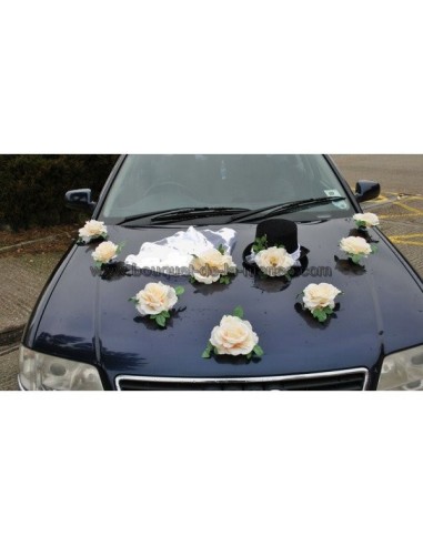 Décoration de voiture pour mariage avec roses, chapeau et voile