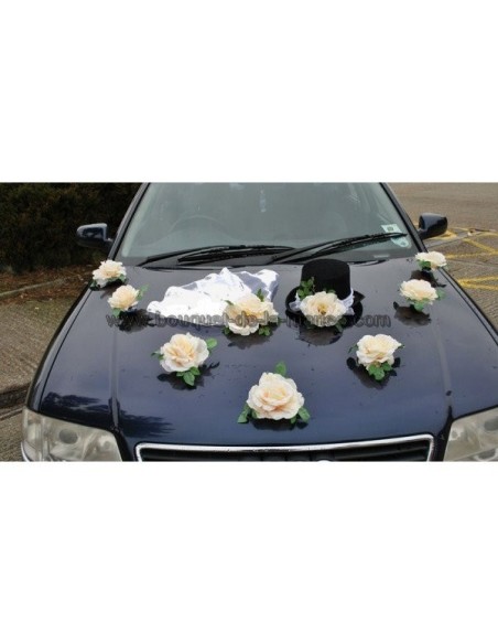 Décoration de voiture pour mariage avec roses, chapeau et voile