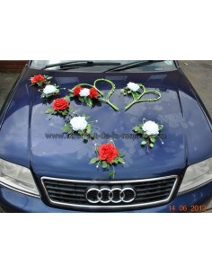 Décoration pour voiture de mariage avec des roses rouges, blanches