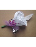 Boutonnière pour mariage couleur blanc et violet avec des perles