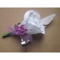 Boutonnière pour mariage couleur blanc et violet avec des perles