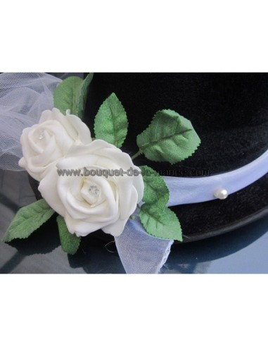 Décorations de voiture avec chapeau, voile et roses turquoises