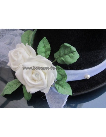 Décorations de voiture avec chapeau, voile et roses turquoises Décorations de voiture avec chapeau, voile et roses turquoises