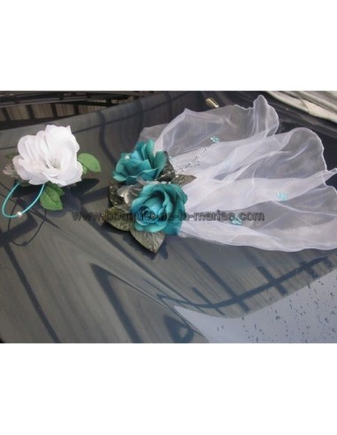 Décorations de voiture avec chapeau, voile et roses turquoises