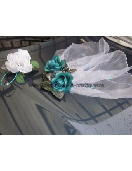 Décorations de voiture avec chapeau, voile et roses turquoises Décorations de voiture avec chapeau, voile et roses turquoises