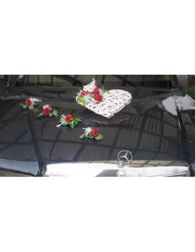 Décoration voiture mariage "Cœur" avec roses, plumes et colombes