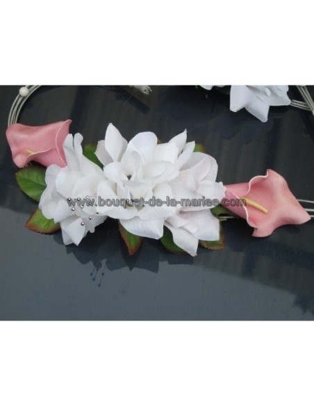 Décoration voiture de mariage "Cœurs" argenté avec arums, perles et roses blanches Décoration voiture de mariage "Cœurs" argenté avec arums, perles et roses blanches