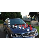 Décoration voiture mariage magnifique avec des roses et perles