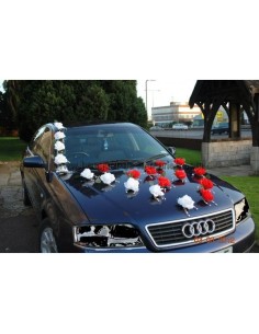 Décoration voiture mariage magnifique avec des roses et perles