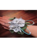 Bracelet mariage avec roses blanc, argent et des perles et rotin