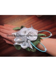 Bracelet mariage avec roses blanc, argent et des perles et rotin