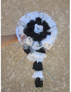 Bouquet de Mariée Tombant fait avec des Roses, Perles et Papillon