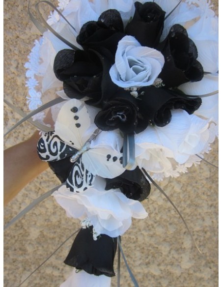 Bouquet de Mariée Tombant fait avec des Roses, Perles et Papillon Bouquet de Mariée Tombant fait avec des Roses, Perles et Papillon