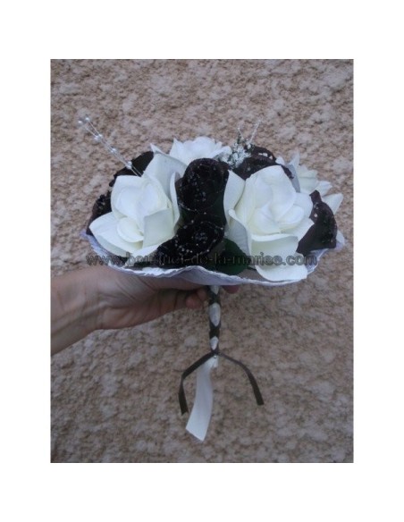 Bouquet de mariée et boutonnière thème chocolat avec roses, perles