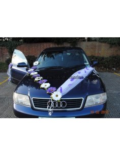 Decoration de voiture de mariage avec marguerites couleur prune