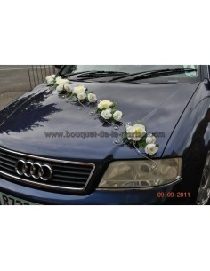 Composition florale pour mariage élégant avec fil d'alu, roses et perles