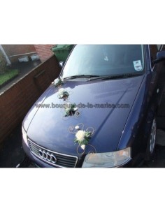 Composition florale pour voiture avec fil d’alu, roses, feuilles, plumes