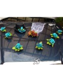 Décoration de voiture pour mariage fait avec chapeau, voile et perles