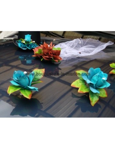Décoration de voiture pour mariage fait avec chapeau, voile et perles