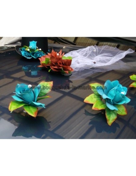 Décoration de voiture pour mariage fait avec chapeau, voile et perles