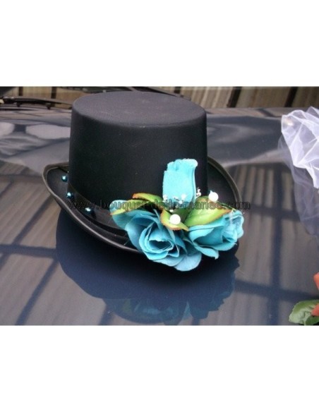 Décoration de voiture pour mariage fait avec chapeau, voile et perles