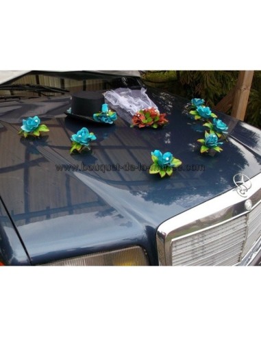 Décoration de voiture pour mariage fait avec chapeau, voile et perles