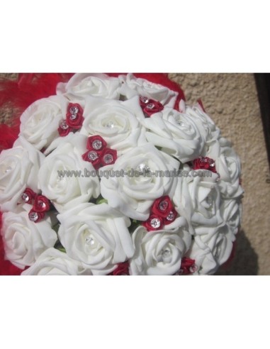 Bouquet de mariée Rond Eclatant avec roses et diamants rouges