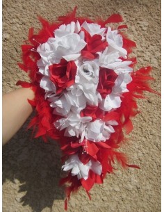 Bouquet pour la mariee cascade thème roses rouges et blanches