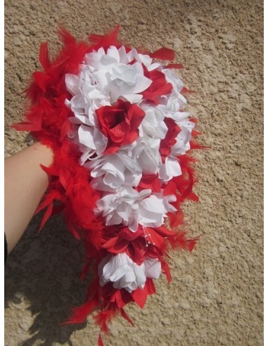 Bouquet pour la mariee cascade thème roses rouges et blanches