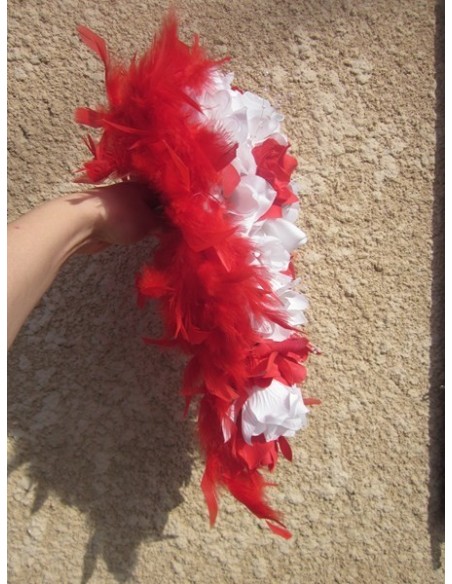 Bouquet pour la mariee cascade thème roses rouges et blanches