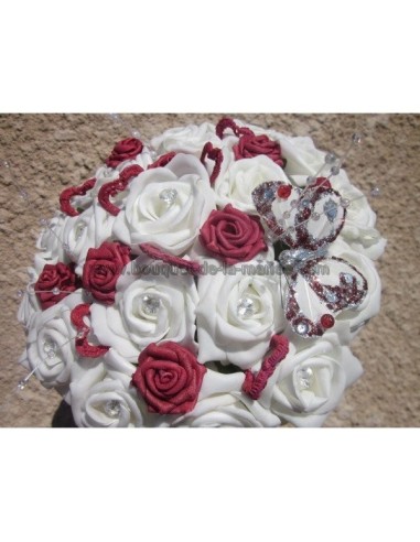 Bouquet de mariée Magnifique en forme de coeurs avec des roses bordeaux