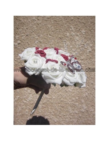 Bouquet de mariée Magnifique en forme de coeurs avec des roses bordeaux