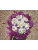 Bouquet de Mariée Rond avec des Roses prunes et des Plumes