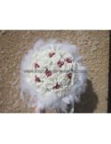 Bouqué de mariée fait de roses, diamants, plumes rouges et blanches